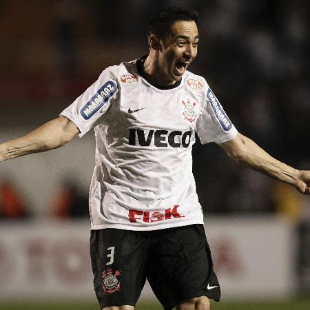 Chicão comemora um dos gols do Corinthians na final da Libertadores de 2012