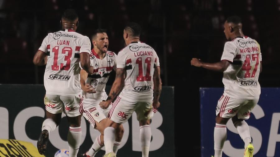 Calleri comemora gol do São Paulo contra o Santos pelo Brasileirão - Ettore Chiereguini/AGIF
