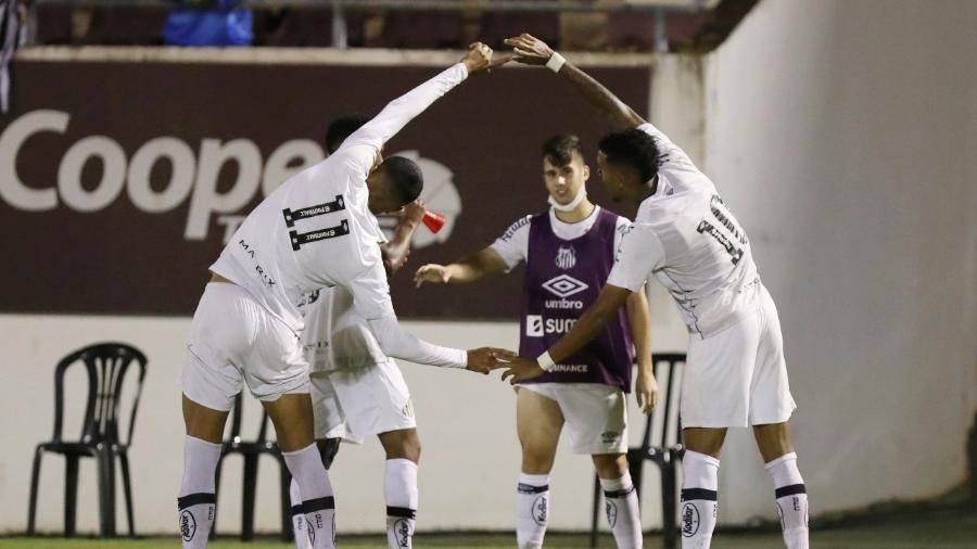 Dono da camisa 10, Rwan comemora seu gol pelo Santos com Lucas Barbosa na partida contra o Mirassol pela Copinha - Pedro Ernesto Guerra Azevedo/Santos FC