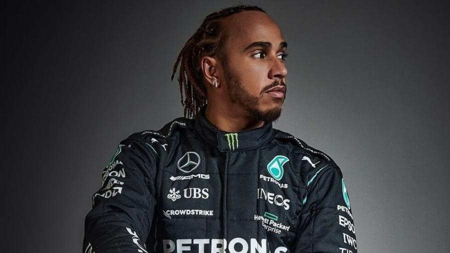 Lewis Hamilton em sessão de fotos da Mercedes para a temporada 2022 - Reprodução/Instagram