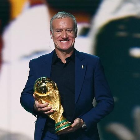 Didier Deschamps posa com a taça da Copa do Mundo da Fifa