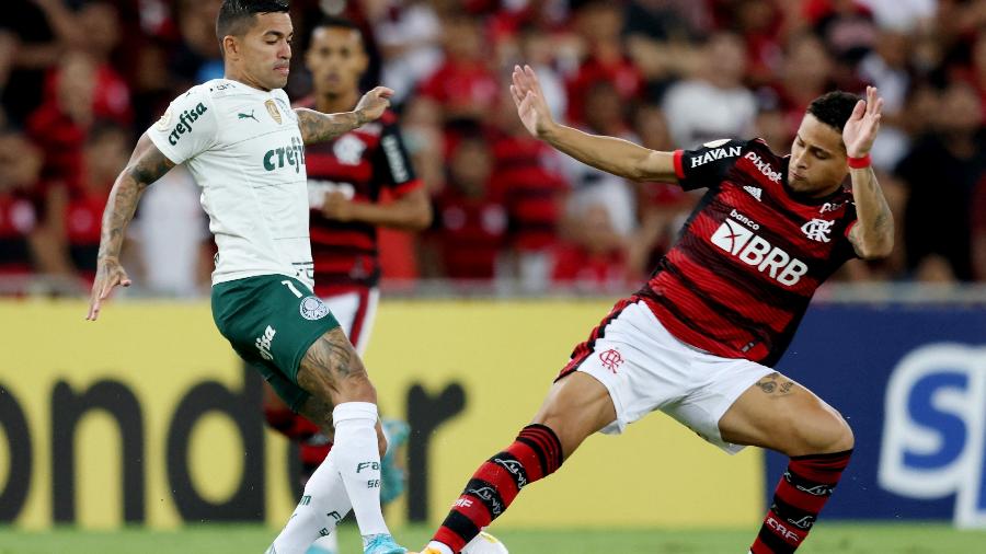 Dudu briga pela bola durante Palmeiras x Flamengo, válido pelo Campeonato Brasileiro - Sergio Moraes/Reuters