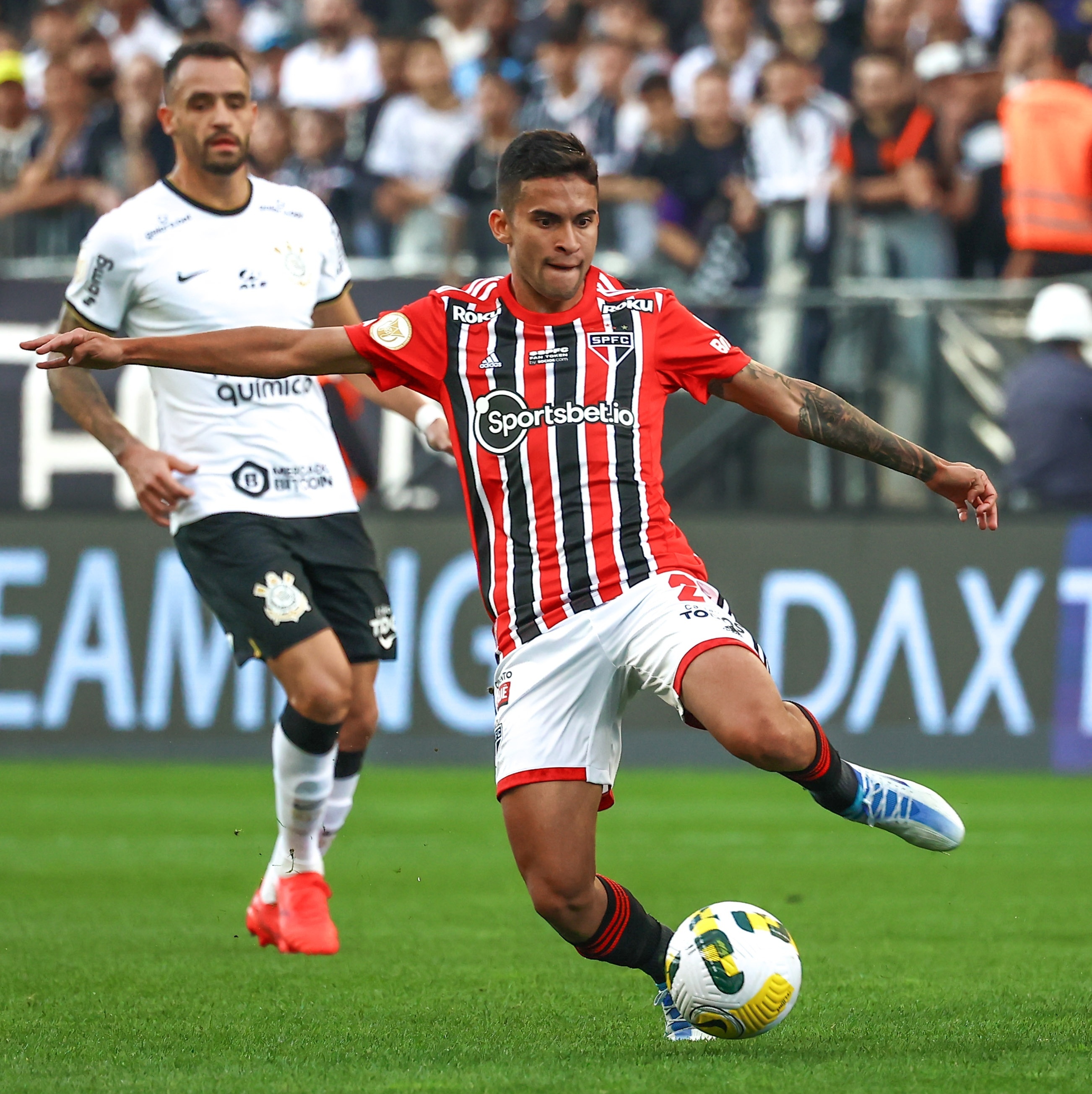 SÃO PAULO, SP - 05.03.2022: SÃO PAULO FC X CORINTHIANS - Cassio of  Corinthians and Eder of São Paulo FC during a match between São Paulo FC x  Corinthians valid for the