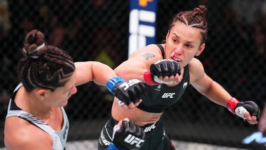 Antonina Shevchenko (à dir.), durante luta contra Cortney Casey, no UFC Vegas 58 - Divulgação/UFC