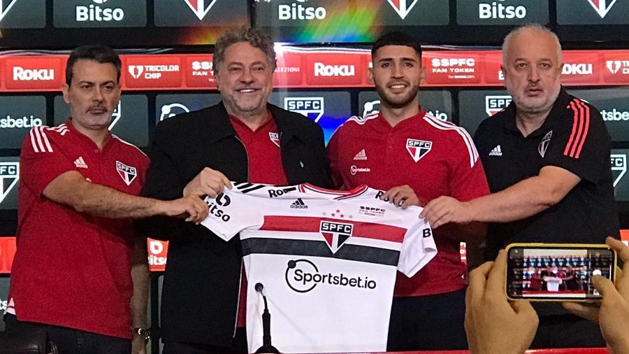 Rui Costa, Julio Casares e Carlos Belmonte seguram a camisa do São Paulo, ao lado de Nahuel Bustos, novo reforço do clube - Thiago Braga/UOL