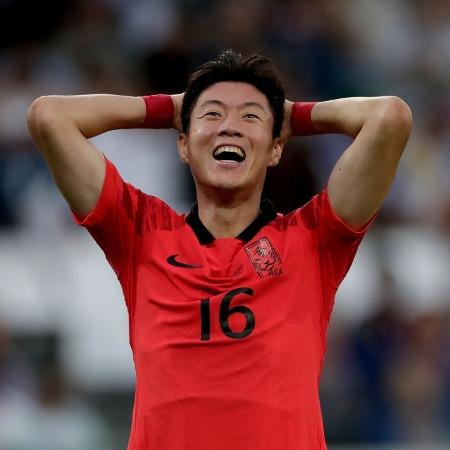 Ui Jo Hwang, da Coreia do Sul, lamenta chance perdida durante a partida contra o Uruguai na Copa do Mundo