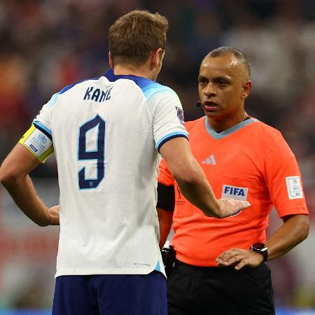 Harry Kane discute com árbitro Wilton Pereira Sampaio em Inglaterra x França na Copa do Mundo - Hannah Mckay/Reuters