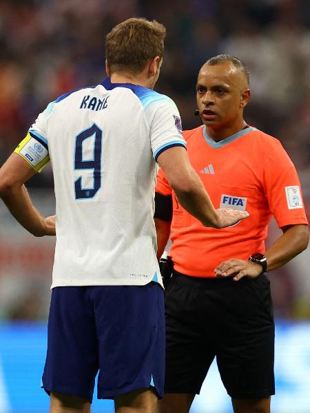 Atuação do árbitro brasileiro em Inglaterra 1x2 França foi bastante questionada  - Hannah Mckay/Reuters