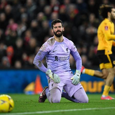 Alisson, do Liverpool, fica abatido após falhar em gol do Wolverhampton na Copa da Inglaterra - Oli SCARFF / AFP