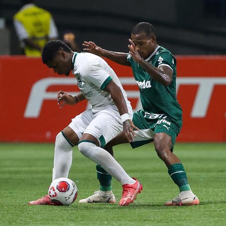 Jogadores de Palmeiras e Goiás disputam lance durante partida da semifinal da Copinha - Fabio Menotti/Palmeiras/by Canon