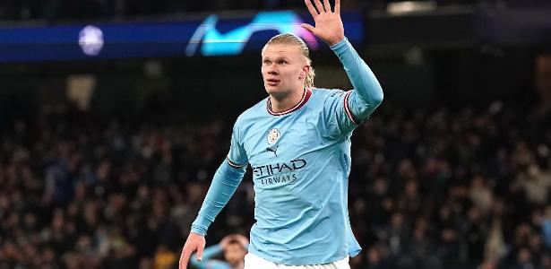 Haaland comemora quinto gol do Manchester City contra o Leipzig