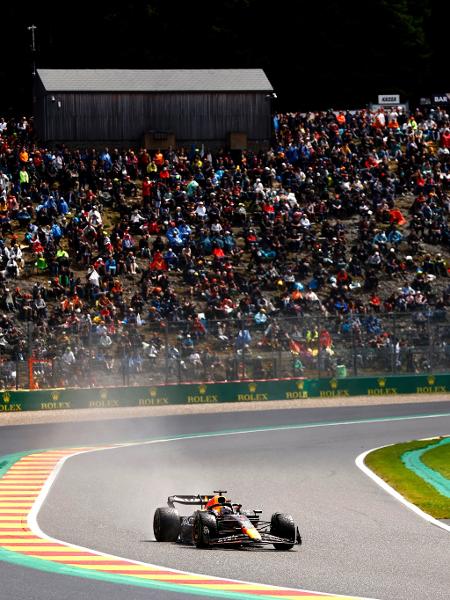 Max Verstappen, da Red Bull Racing, precisou lidar com a pista molhada no classificatório para a sprint do GP da Bélgica