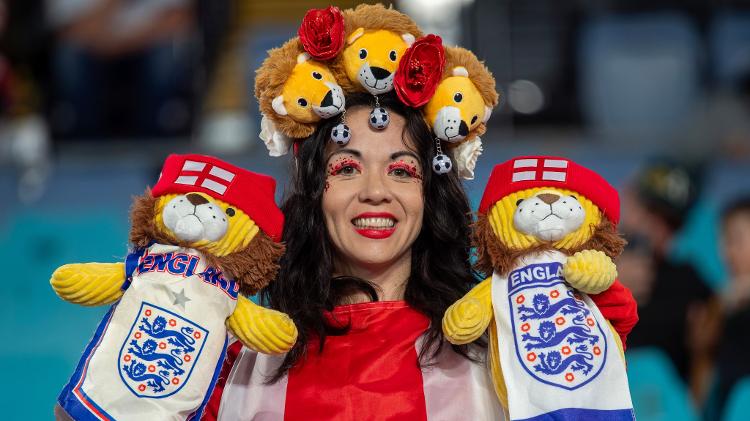 Torcedora da Inglaterra em jogo contra a Espanha pela Copa do Mundo feminina
