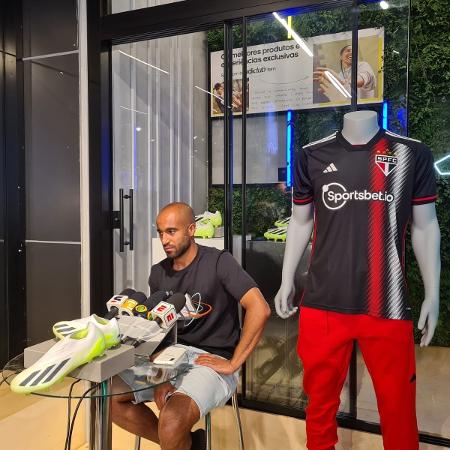 Lucas Moura participa de evento da adidas em shopping de São Paulo