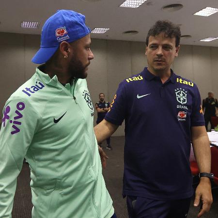 Fernando Diniz conversa com Neymar no hotel onde a seleção brasileira está concentrada em Belém