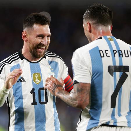 Lionel Messi abraça De Paul após marcar em Argentina x Equador, jogo das Eliminatórias Lionel Messi abraça De Paul após marcar em Argentina x Equador, jogo das Eliminatórias
