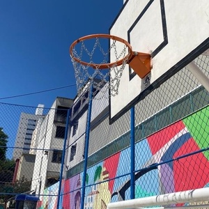Cesta de basquete em um campo de jogos de bairro em nova york