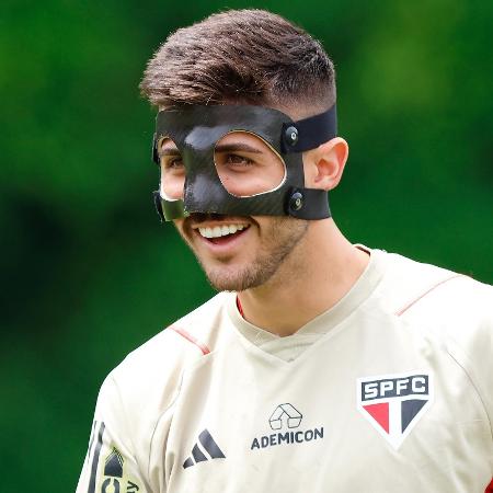 Lucas Beraldo, do São Paulo, utiliza máscara de proteção facial durante treino