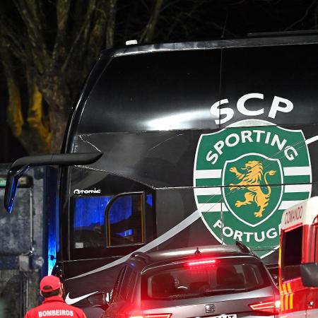 Ônibus do Sporting deixando o Estádio Municipal de Famalicão após o adiamento da partida