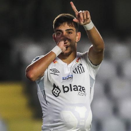 Pedrinho comemora gol do Santos contra o Paysandu na Vila Belmiro sem público