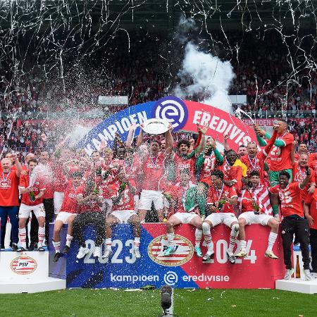 Jogadores do PSV celebram a conquista do 25º troféu de campeão do Campeonato Holandês 