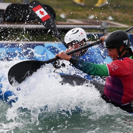 Ana Sátila em disputa com a canadense Lois Betteridge no caiaque cross