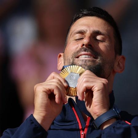 Novak Djokovic beija a medalha de ouro olímpica em Paris 2024