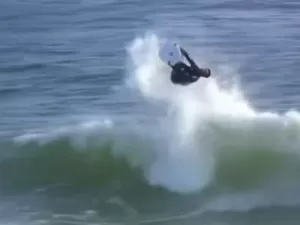 Brasileiro acerta backflip espetacular e consegue 10 unânime no surfe