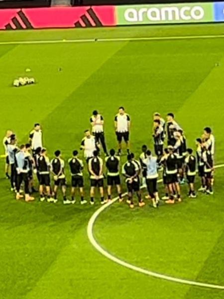 Artur Jorge reuniu elenco do Botafogo no centro do gramado do estádio 974, em Doha - Bruno Braz / UOL