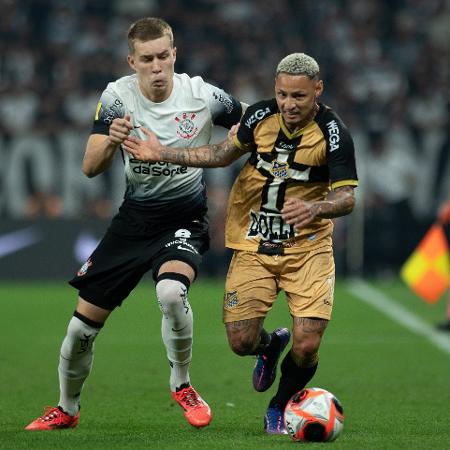 Charles briga pela bola com Neílton em Corinthians x Água Santa, duelo do Paulistão