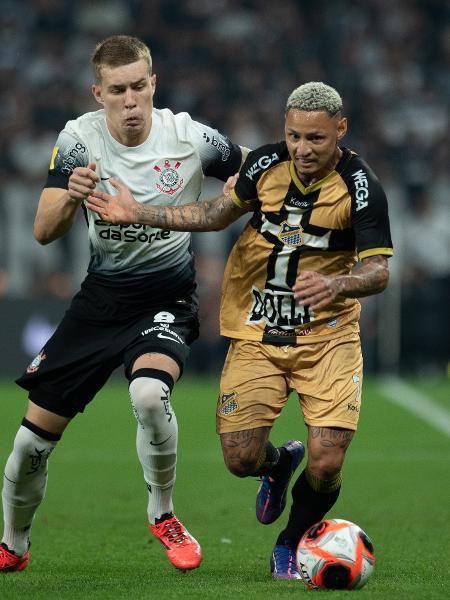 Charles briga pela bola com Neílton em Corinthians x Água Santa, duelo do Paulistão