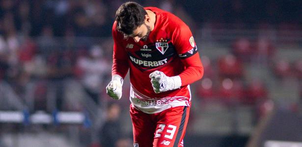 São Paulo: Rafael vai na contramão do elenco e vive ascensão em meio à crise