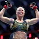 Soberana! Valentina Shevchenko domina Zhang Weili e mantém cinturão no UFC 322