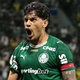 Palmeiras tem expulso, mas segura Athletico e mant&eacute;m gordura na lideran&ccedil;a