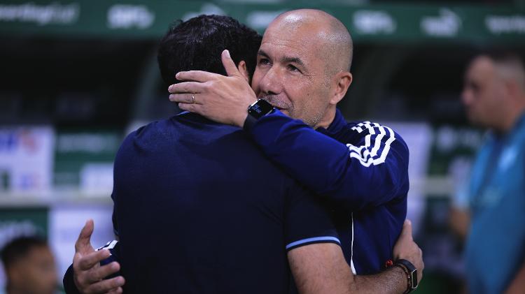 Jardim e Abel Ferreira reconhecem falta de eficácia nos ataques de Flamengo e Palmeiras após jogos recentes 1 Abel Ferreira e Leonardo Jardim se cumprimentam antes de Palmeiras x Cruzeiro, pelo Brasileirão 2025
