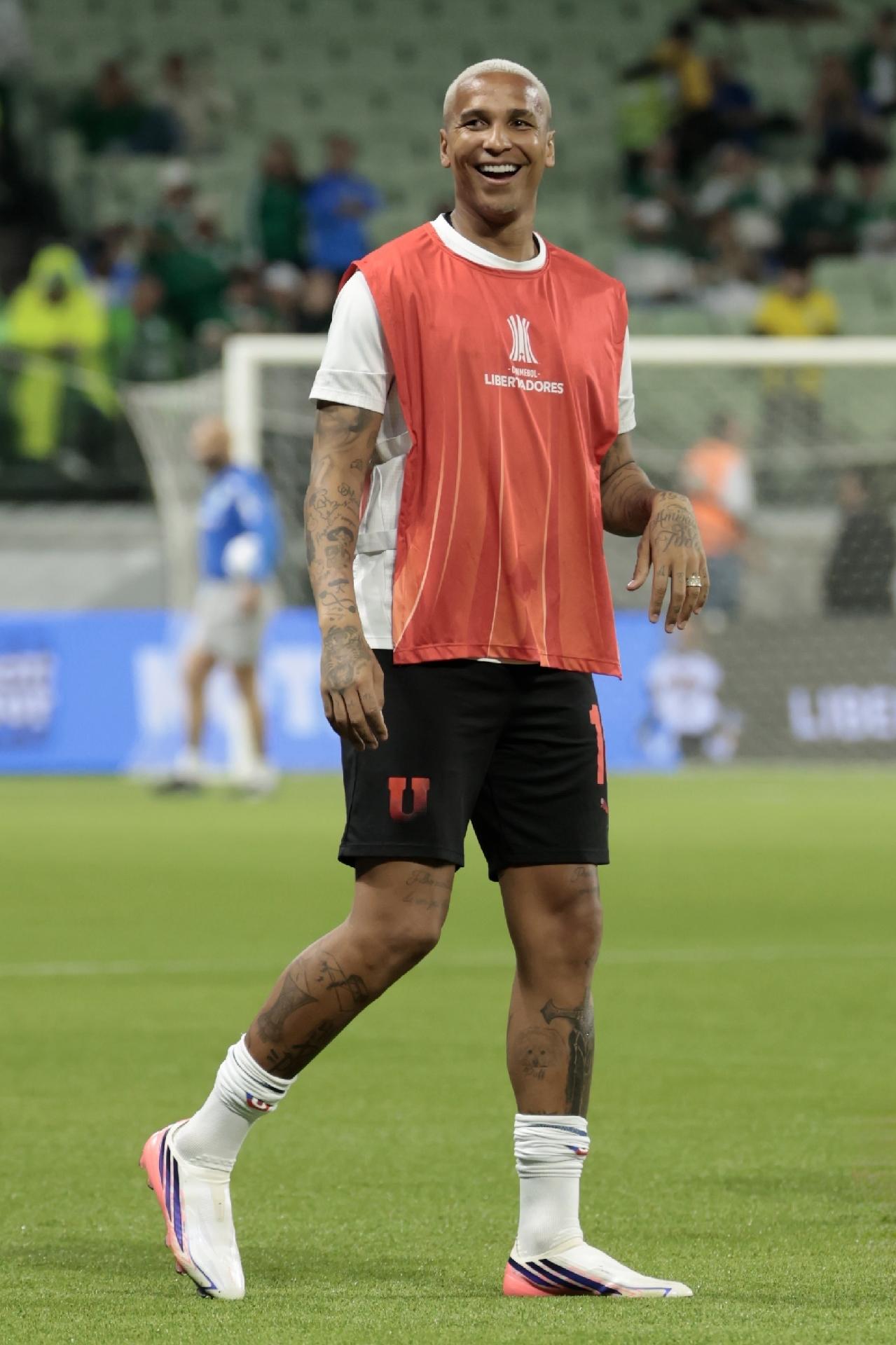 Deyverson, da LDU, durante aquecimento antes de partida contra o Palmeiras, no Nubank Parque - undefined