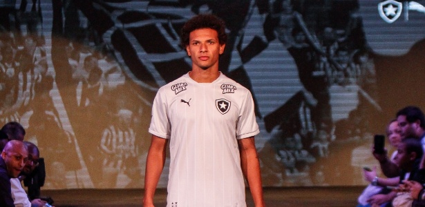 Destaque da temporada, Arão foi um dos escolhidos para apresentar novo uniforme - Luciano Belford / SSPress