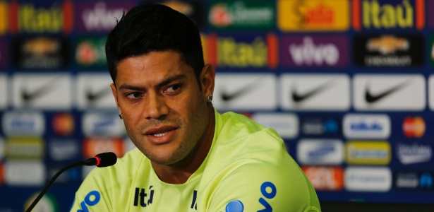 Hulk dá entrevistas neste domingo no Castelão, antes do penúltimo treino da seleção - Leo Correa/Mowa Press