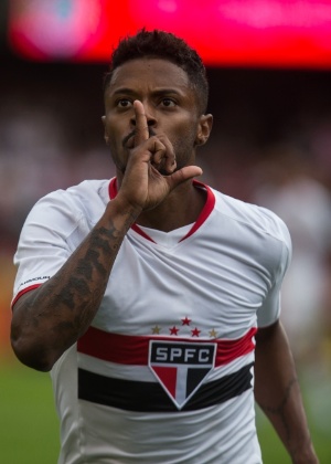 Clássico é a chance para Michel Bastos recuperar prestígio no Palmeiras