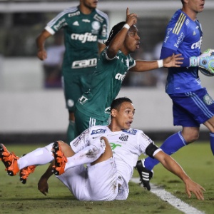 Arouca e Ricardo Oliveira, no lance em que o palmeirense cometeu pênalti no santista - undefined