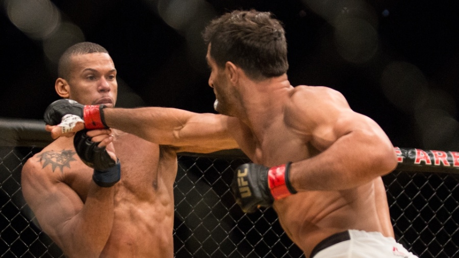 O brasileiro Thiago Marreta se esquiva de soco de Gegard Mousasi na segunda luta do card preliminar do UFC 200 - Rigel Salazar/ Ag Fight