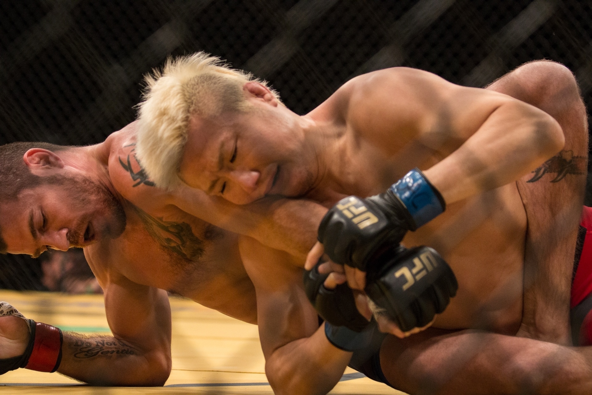 Takanori Gomi pega o braço de Jim Miller na primeira luta do card preliminar do UFC 200 - Rigel Salazar/ Ag Fight