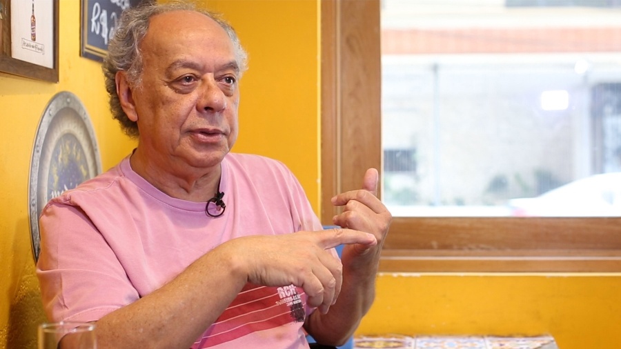José Trajano concede entrevista ao UOL Esporte em um bar de São Paulo - Reprodução/TV UOL