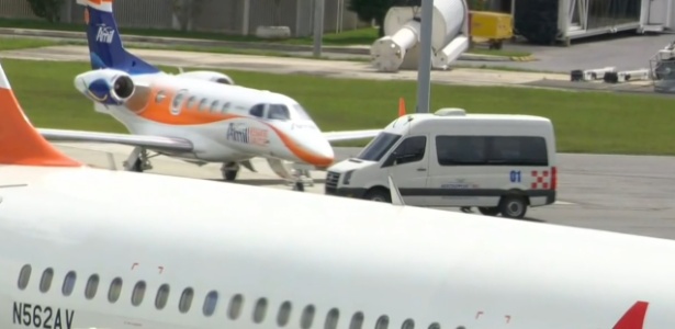 Avião que traz Jackson Follmann de volta ao Brasil - Reprodução