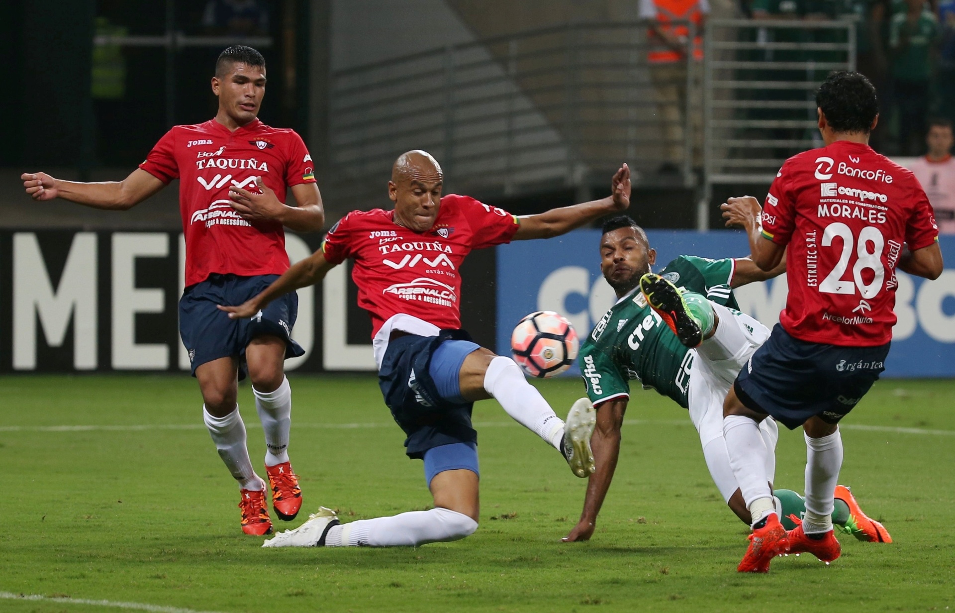 Borja, do Palmeiras, tenta chutar marcado de perto por Alex Silva, do Jorge Wilstermann, no Allianz Parque - Paulo Whitaker/Reuters