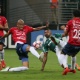 Borja, do Palmeiras, tenta chutar marcado de perto por Alex Silva, do Jorge Wilstermann, no Allianz Parque - Paulo Whitaker/Reuters