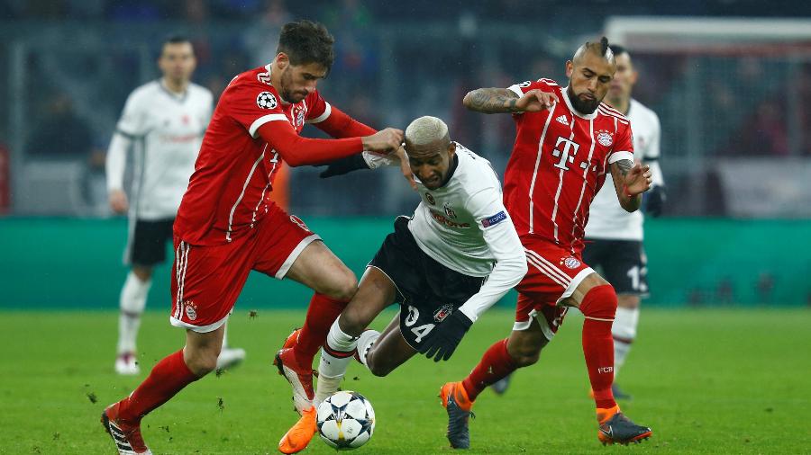 Anderson Talisca sofre marcação dupla de Vidal e Javi Martinez no jogo entre Bayern e Besiktas - REUTERS/Ralph Orlowski
