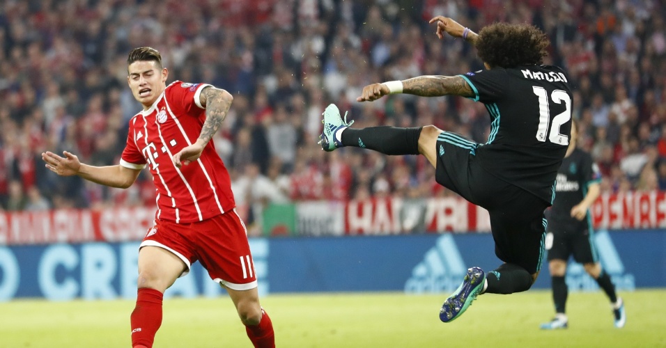 Marcelo disputa lance no ar com James Rodriguez, na vitória do Real Madrid sobre o Bayern