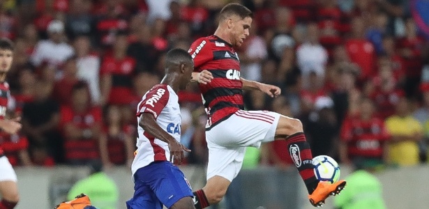 Jhonny Lucas persegue Cuellar no Maracanã: Micale pede paciência com jovem revelação - Gilvan de Souza / Flamengo