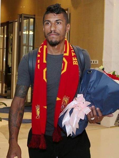 Paulinho na chegada ao Guangzhou - Guangzhou Evergrande/Oficial